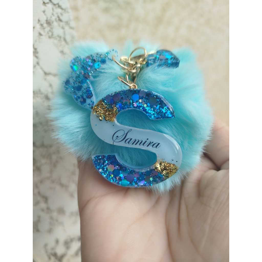 Chaveiro de Letra em Resina Personalizado com Nome Pompom e Glitter flocado.