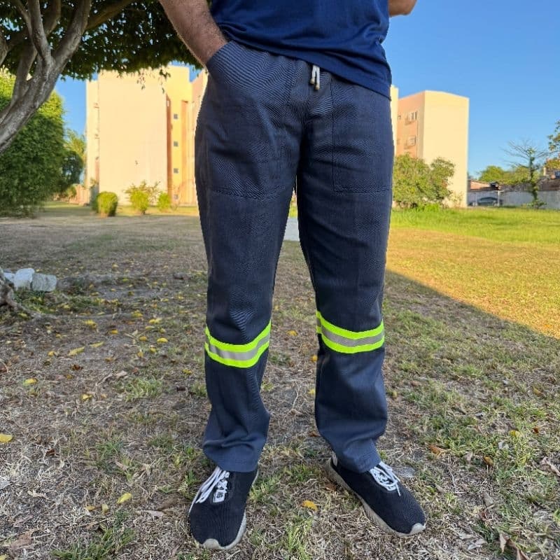 Calça de Brim Reforçada na Costura com Faixas Refletivas 100% Algodão Uniforme Profissional com reforço entre pernas