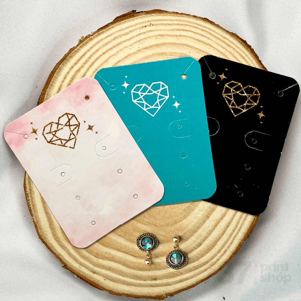 Tag para Colar e 3 Pares de Brinco - Tamanho 4,5x6cm - Acabamento Premium - Pronta Entrega