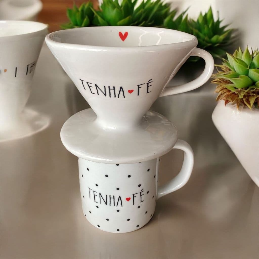 Kit Caneca 300 Ml Decorada + Coador De Porcelana Filtro Café Frases