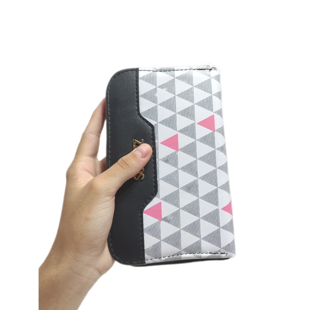 carteira de luxo com estampa geométrica em triângulos.