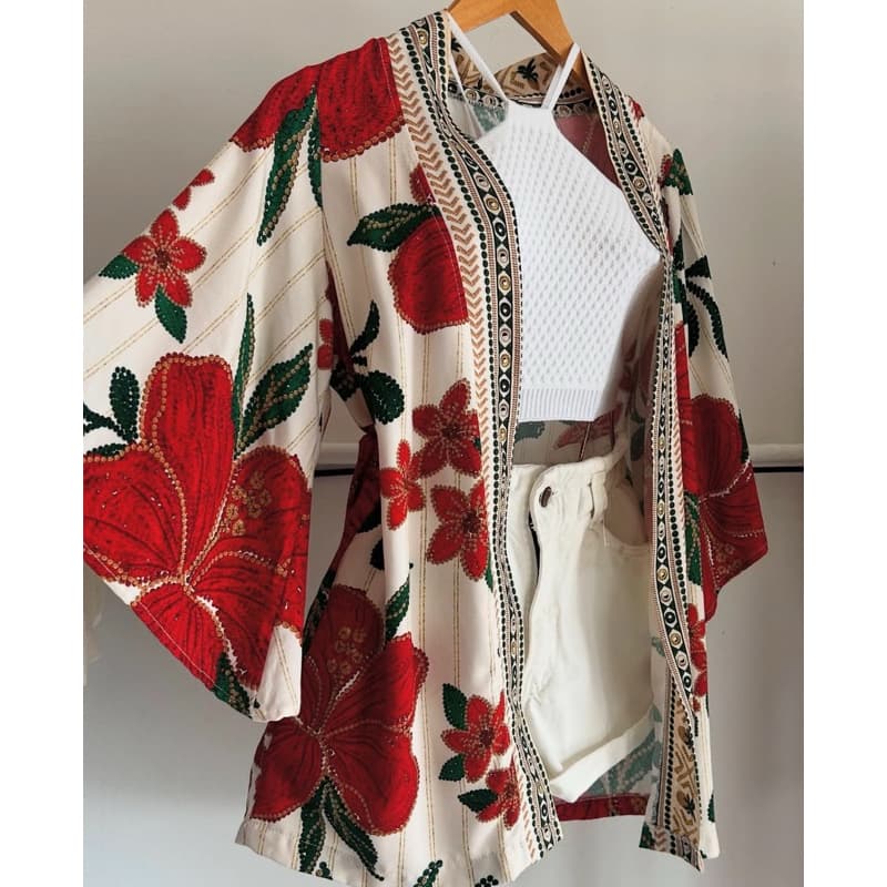 Kimono feminino estampado encanto floral fundo claro flores vermelhas