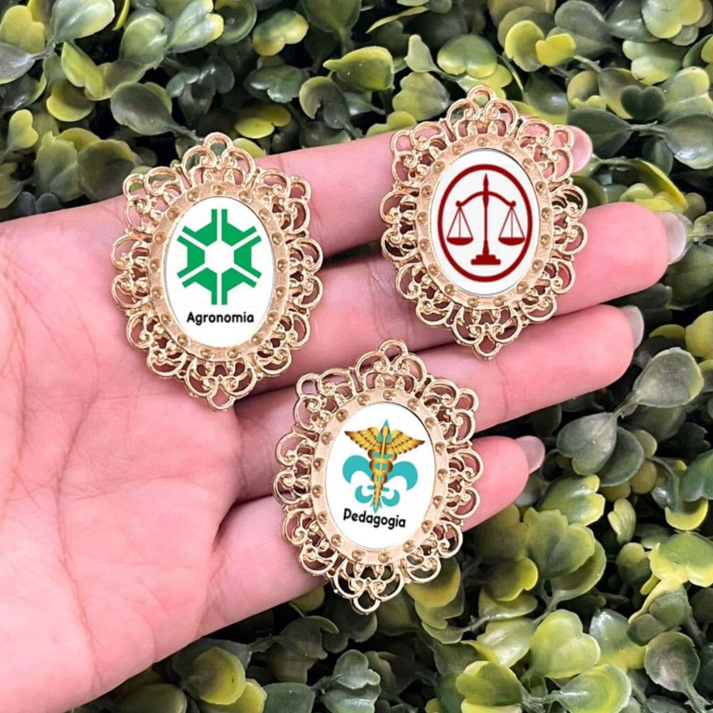 Relicário Grande para Terço Profissões Resinado Dourado Latonado Medicina Enfermagem Pedagogia Agro Adm Direito Fisio