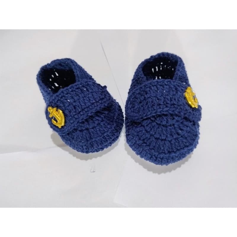 Sapatinho mocassim menino em crochê decorado com âncora. Várias cores.