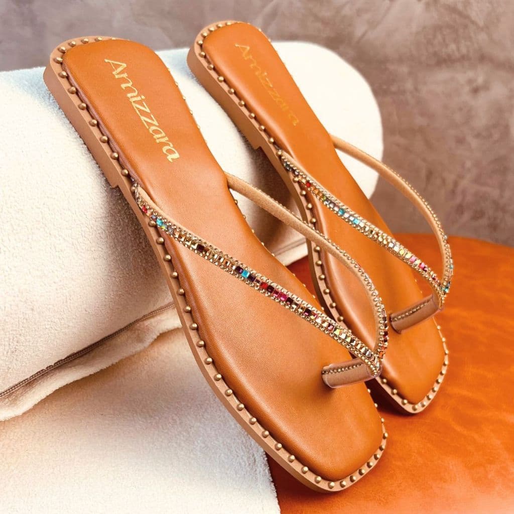 Sandália Rasteirinha Chinelinho Tira de Brilho Strass Colorido Confortável Casual Amizzara