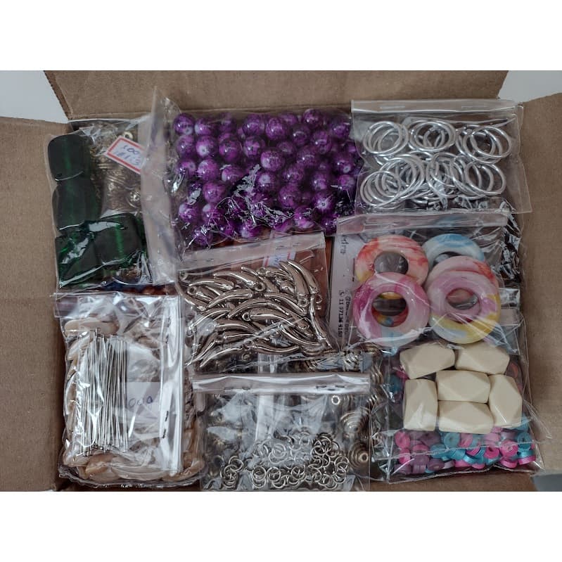 Kit 50 Pacotes de Pedrarias Variadas Bijuterias Artesanatos| Pérolas Entremeios Pingentes Miçangas Contas Muranos
