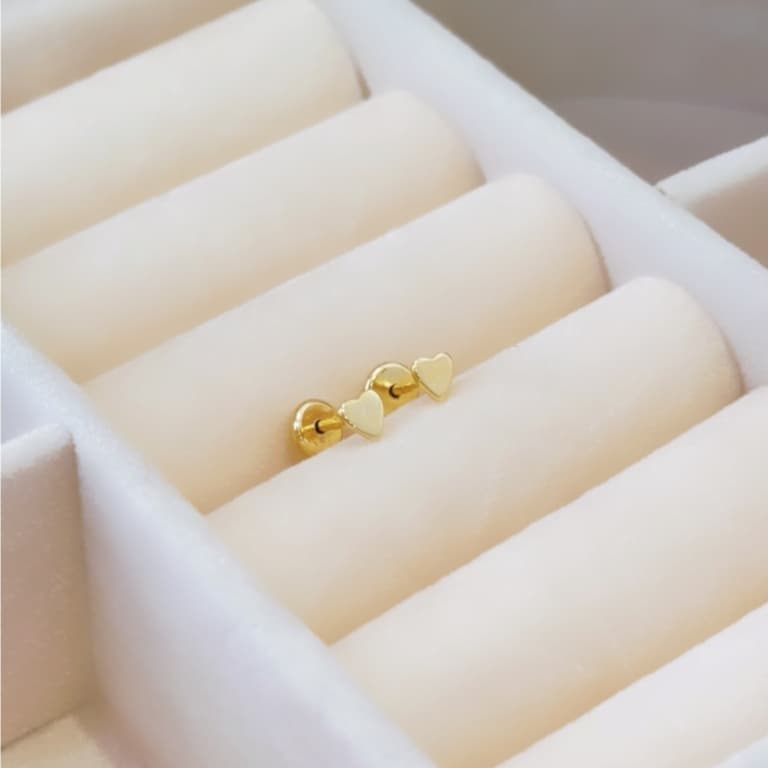 Brinco Infantil Coração Tamanho P Folheado a Ouro 18K - Hipoalergênico com Tarraxa Baby de Segurança