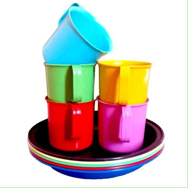 Kit Prato Fundo Redondo + Caneca 310ml Cores Sortidas(8,10,20 ou 30 Utensílios Plástico). Criança/Escola.