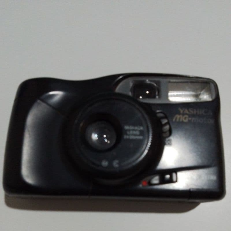 Câmera 35mm - Yashica MG-Motor (7/10) *Flash Não Funciona" + 2 Pilhas AA