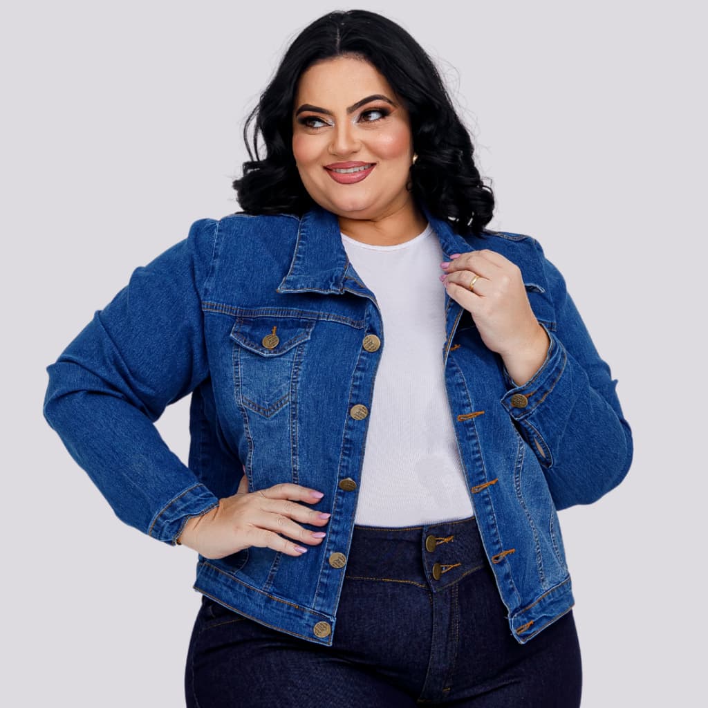 Jaqueta jeans plus size detalhe costura bolso com lycra