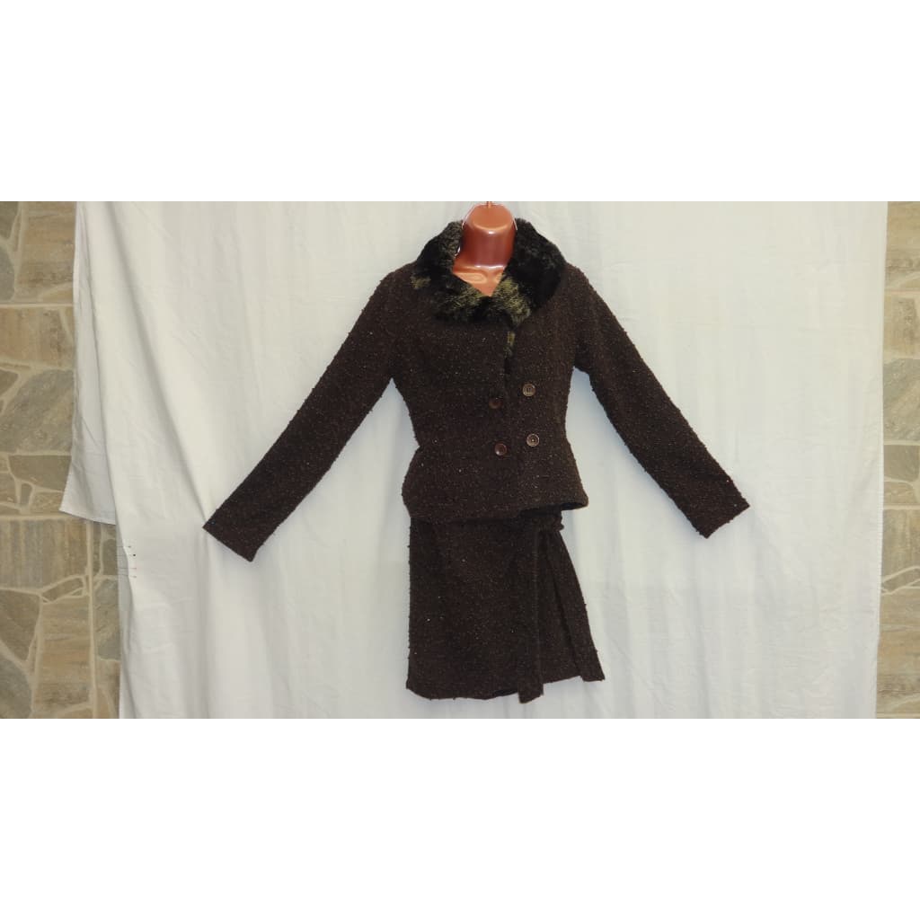 Terno com saia com textura de lã - marrom moda dos anos 1950 - Tirmix - Poliester e Elastano - Tam P