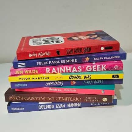 Desapegos Livros LGBTQ+ (Conectadas, Garotos Cemitério etc)