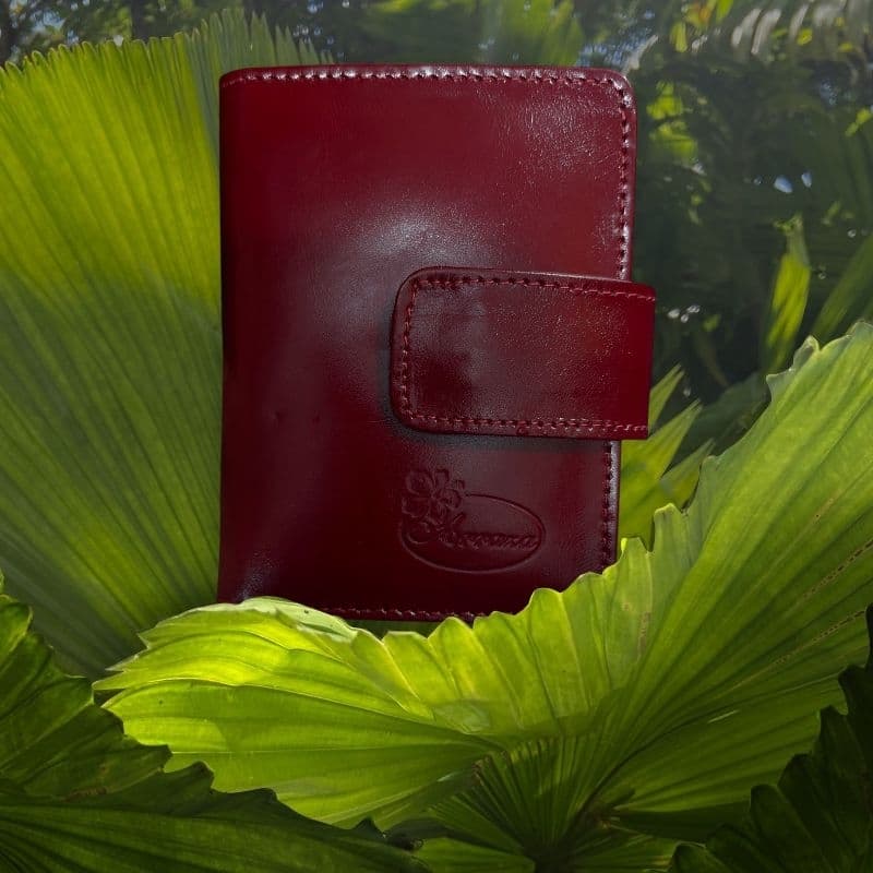 Carteira feminina de couro, porta documentos, porta cartões,  básica.