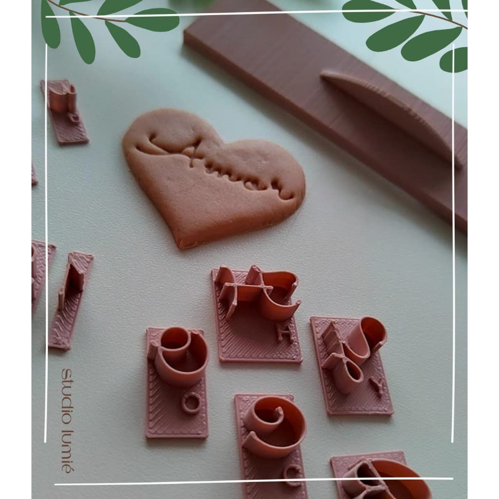 Marcador Alfabeto Cursivo 1,5cm para Pasta Americana, Biscuit e Confeitaria Ceramica Régua Letras