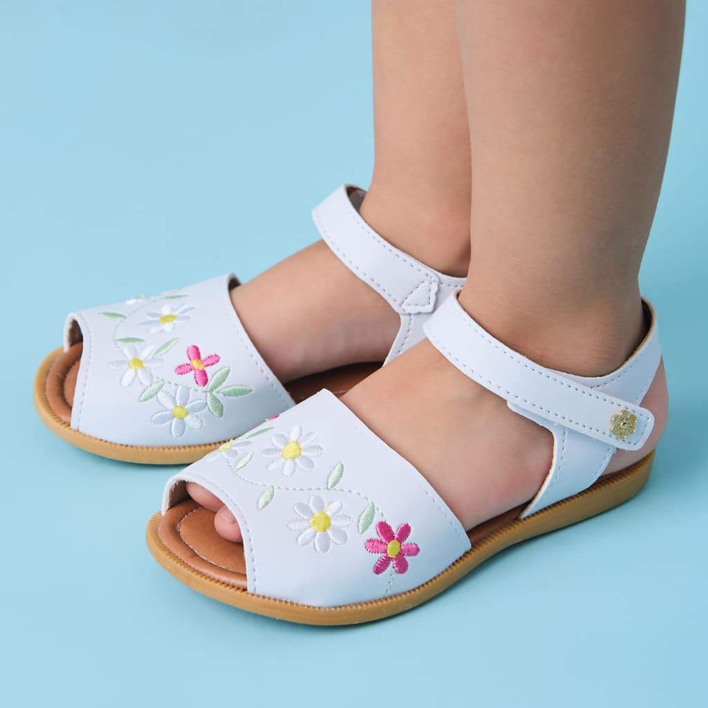 Sandalia Infantil Delicada Avarca Bordada Flores- Café com leite