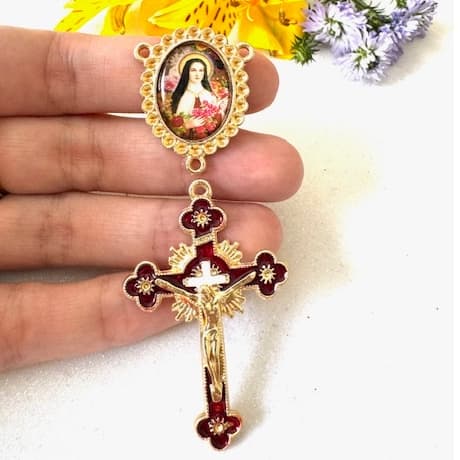 KIT -  ENTREMEIO Santa Teresinha  + CRUZ Esmaltada (1 Dupla) - BANHO OURO CATAFORÉTICO Nº 292