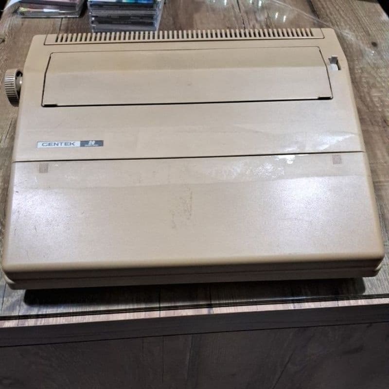 Máquina de escrever em bom estado de conservação marca GENTEK 20 SILVER REED