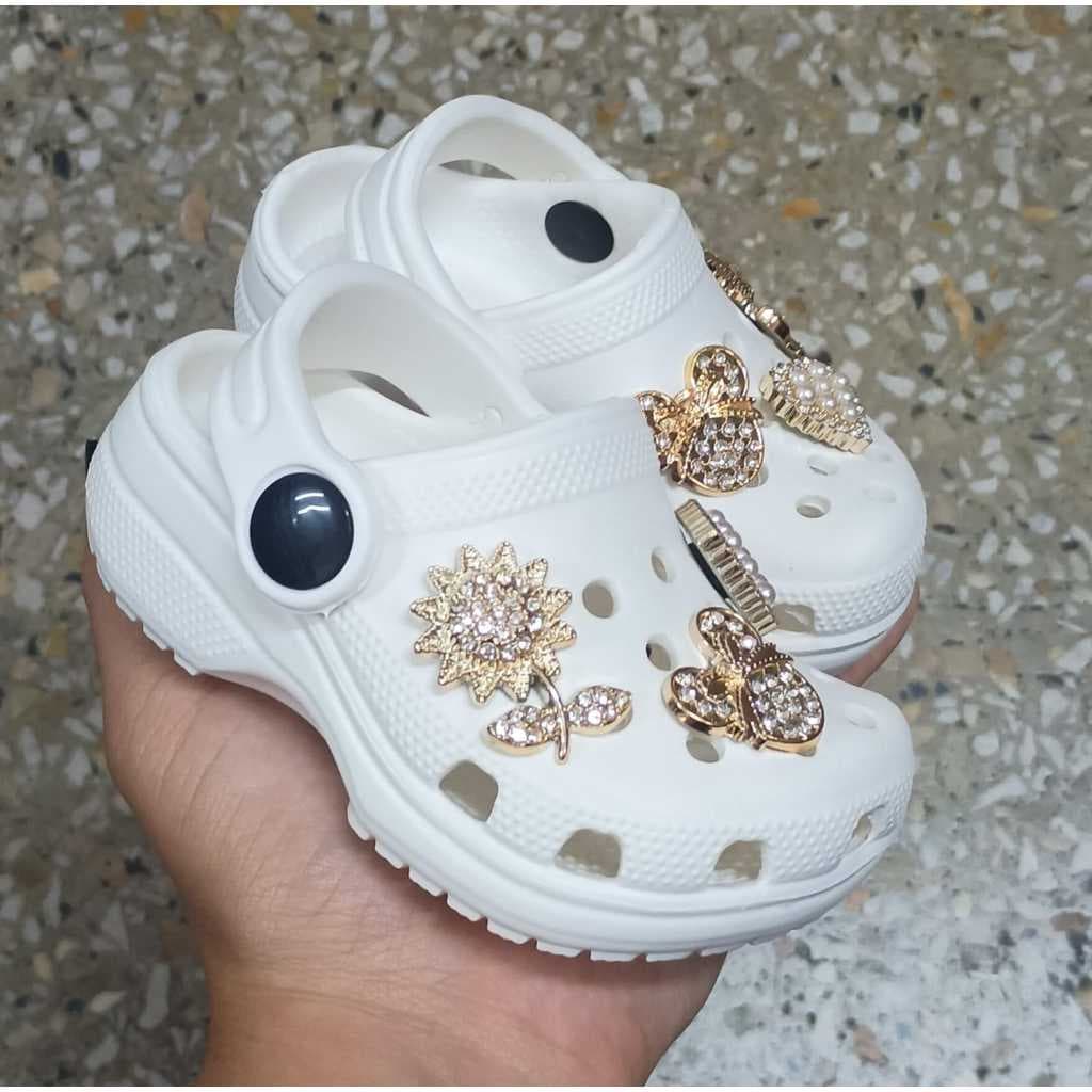 Babuche bebê com 6 pingentes SORTIDOS sandália menina bebezinha brilhos flores verão sapatinho para creche dia a dia.