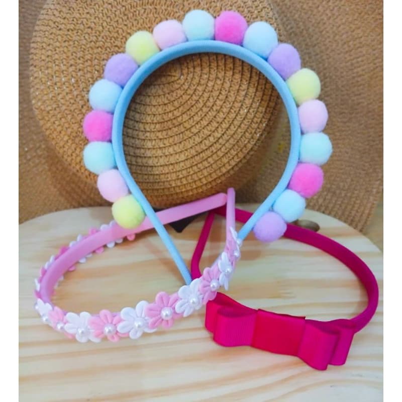 kit 3 Lindas Tiaras Coloridas Com Pompons Coloridos Grandes Florzinhas e Meia Pérola kit Arquinho 3 Peças Laço Infantil