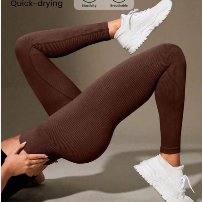 Leggings canelada de cintura larga e cor sólida para atividades esportivas.