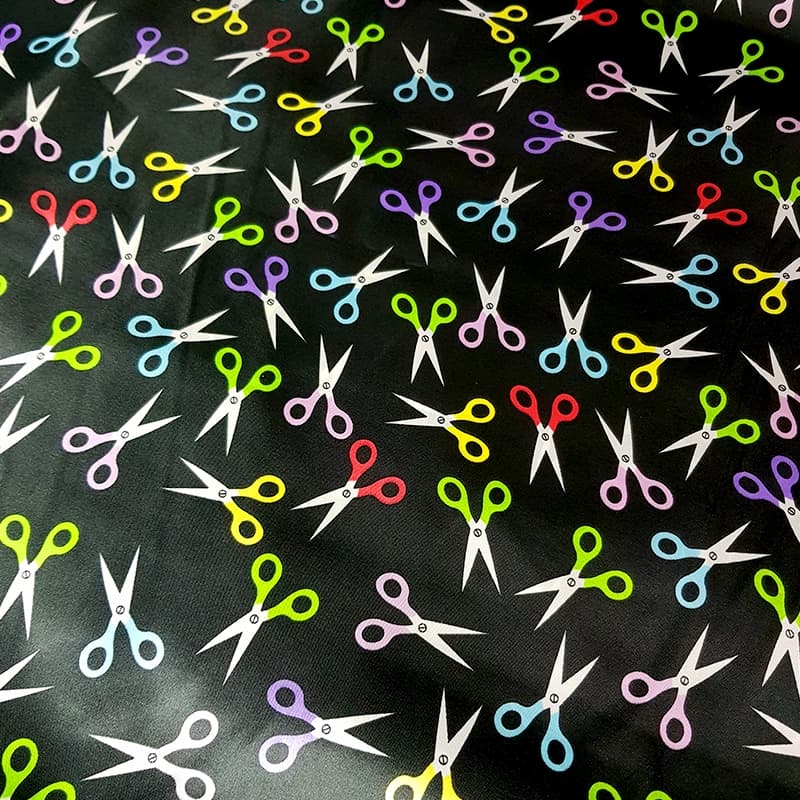 Tecido Cetim Estampado - Tesouras Coloridas – Brilhante, Leve e Macio | Ideal para Vestidos, Artesanato e Decoração