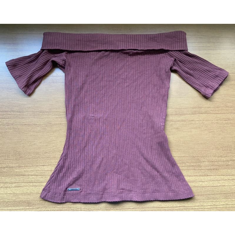 Camiseta ombro a ombro desapego TAM P Colcci