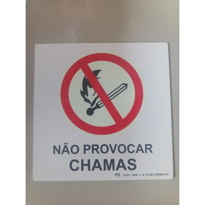 Placa de sinalização P-2 proibido provocar chamas.