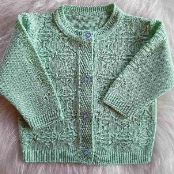 casaquinho desenhado de bebe em tricô com botão trico antialérgico unissex