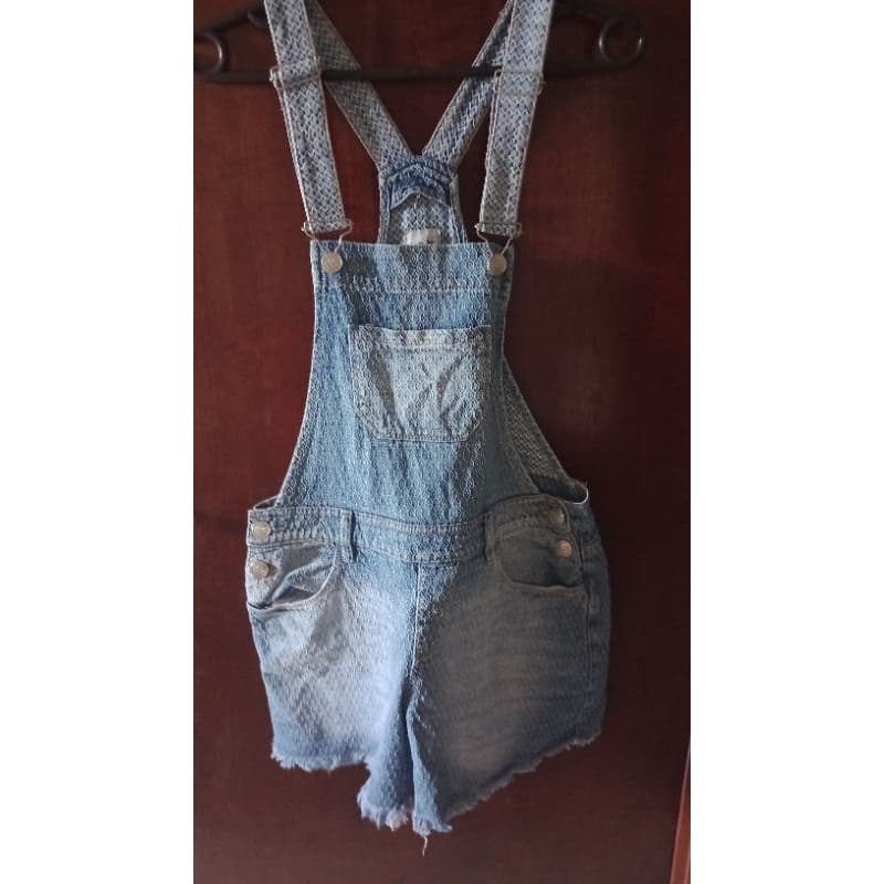 jardineira jeans feminina Marisa