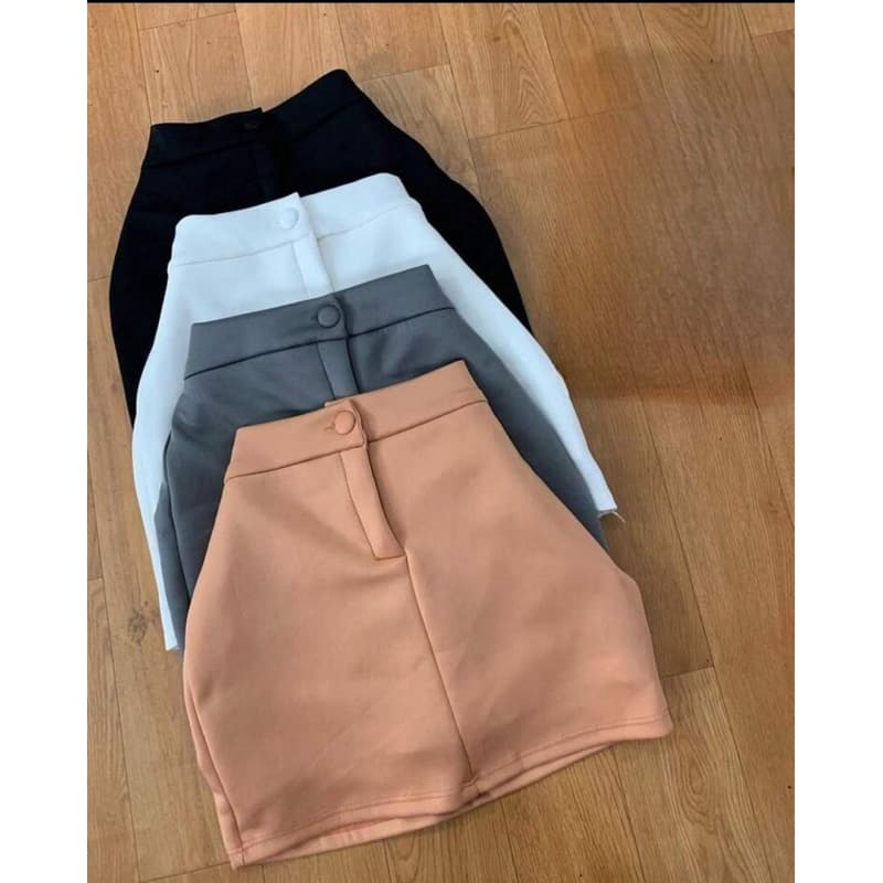 NEOPRENE SHORT SAIA com zíper e botão encapado se ajusta muito bem ao corpo