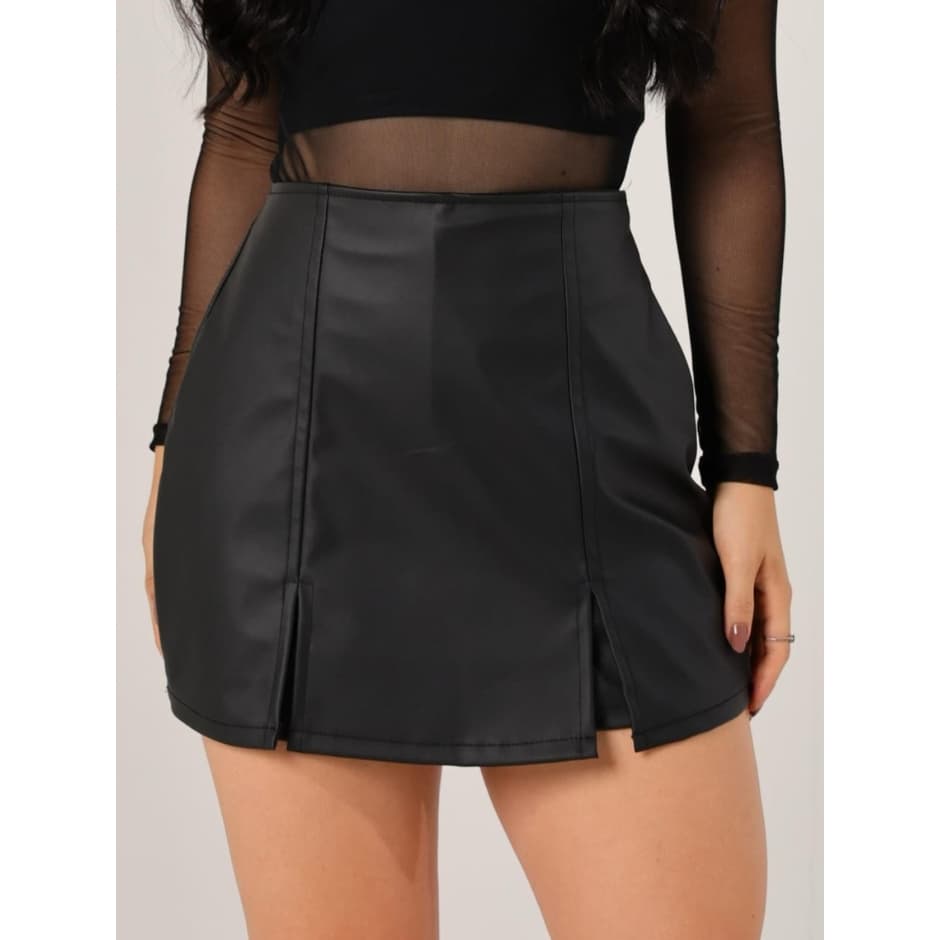 Short Saia Preto feminino com 2 Aberturas na Frente Feito do Tecido Courinho disponível em Vários Tamanhos
