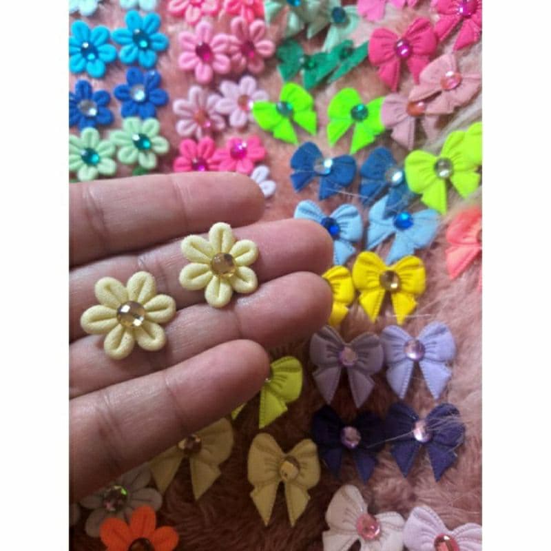 20 Lacinhos e 20 florzinhas adesivas pet shop