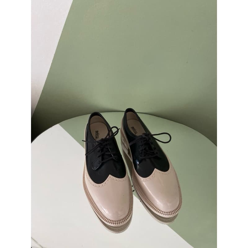 sapato oxford preto e branco brecho melissa