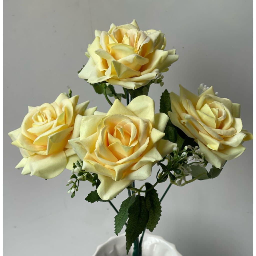 Rosa Veludo Altura total do galho: 30 cm 5 rosas por galho