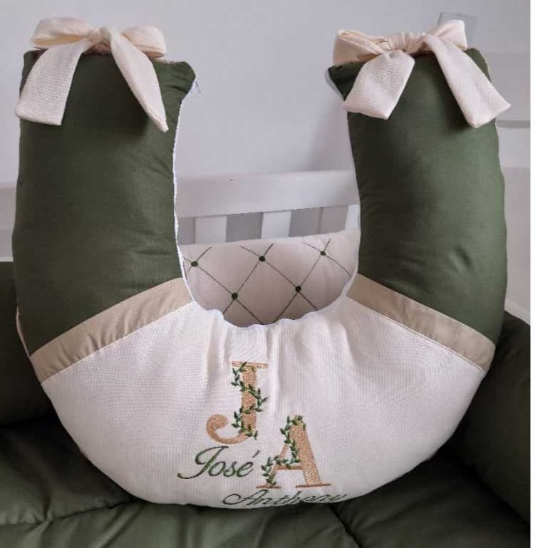 ALMOFADA PARA AMAMENTAÇÃO PERSONALIZADA COM NOME DO BEBÊ VERDE MILITAR COM FUNDO PALHA
