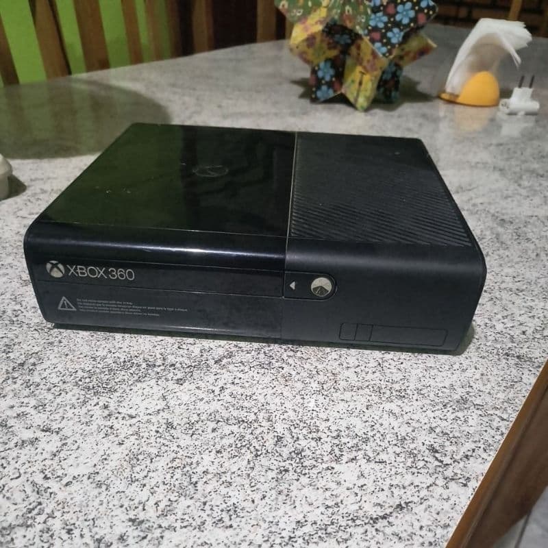 Xbox 360 slim com 3 controles,um controle em mau estado,um adaptador, 4 jogos mídia física.