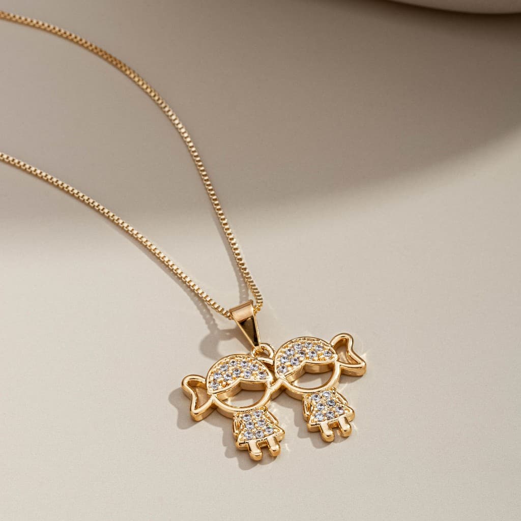 Colar Pingente Filhos 2 meninas cravejados (Filhas), Semijoia, Ouro 18K