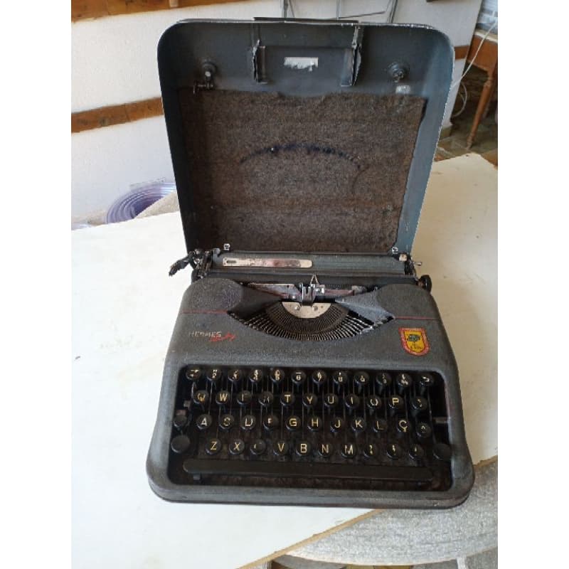 Máquina de escrever Hermes Baby