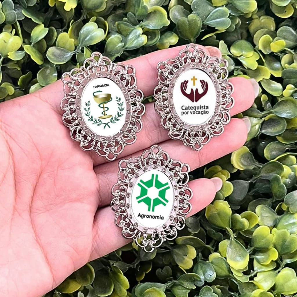 Relicário Grande para Terço Profissões Resinado Prateado Medicina Enfermagem Pedagogia Agro Adm Direito Fisio Nutri