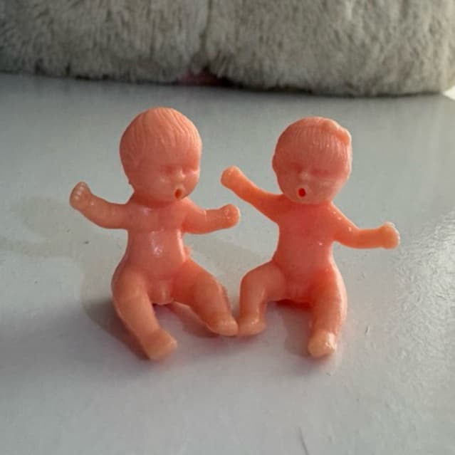 30 mini bebês de plástico e acessórios e/ou tags Nazaré Tedesco