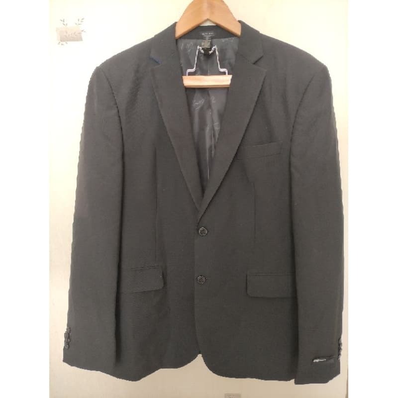 TNG SLIM FIT BLAZER PRETO TAM 52 160,00FORRADO 2 BOTOES FRONTAL 4 BOTOES PUNHO
ALTURA 77Cm