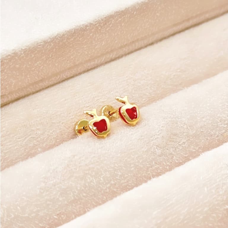 Brinco Infantil Maça com Zircônia Folheado a Ouro 18K - Hipoalergênico com Tarraxa Baby de Segurança
