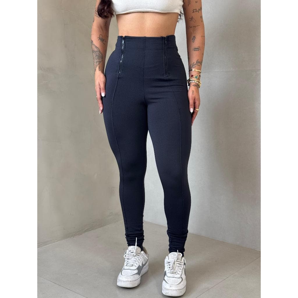 Calça Legging Montaria Forrada Dois Ziper na Frente Modela e Empina Bumbum