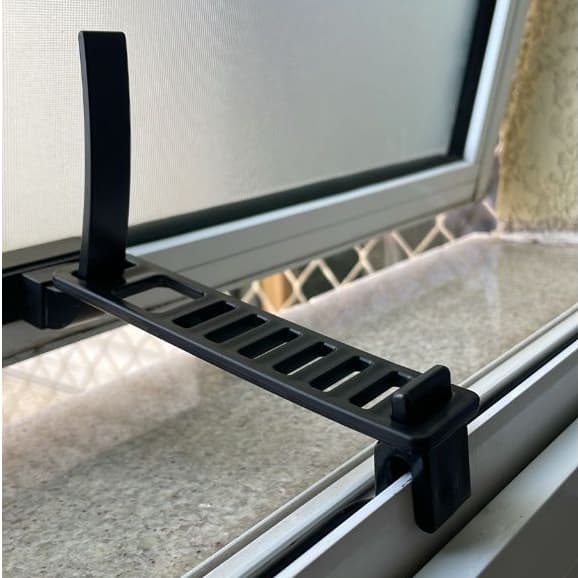 Kit 2 Travas para janela Com REGULAGEM basculante do banheiro segurança protege - pet 2 unidades