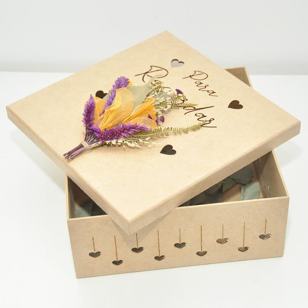 Caixa recordação mdf com buquê de flores secas momentos especiais 10x25x25 cm