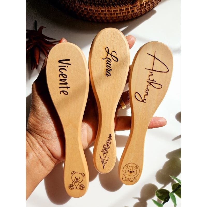 Kit Higiene Pente e/ou Escovinha de Madeira e Cerdas Naturais, Personalizado com nome do bebê