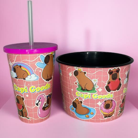 KIT PIPOQUEIRA 1.5L + COPO 550 ML CAPIVARA ROSA - CINEMA LEMBRANCINHA PRESENTES