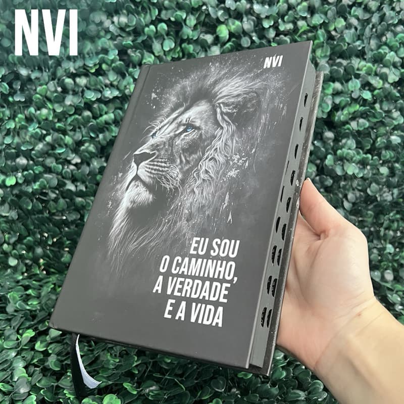 Bíblia Sagrada NVI Masculina Leão Preta Letra Média Evangélica Capa Dura Índice Jovem Fé HDC