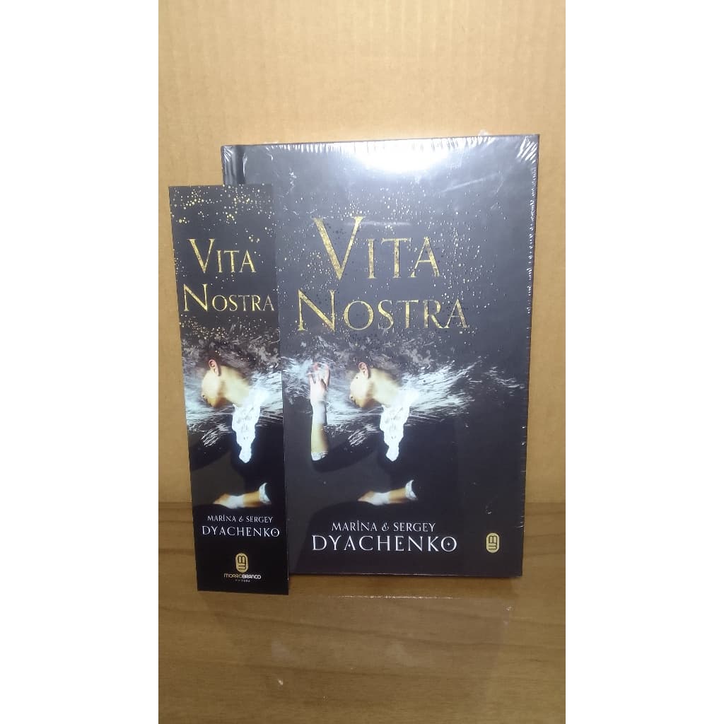 LIVRO - VITA NOSTRA/ CAPA DURA + MARCADOR DE PÁGINA.