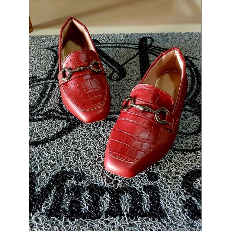 Mocassim Feminino Alongado Bico Quadrado Vermelho Marsala com Pala em Cronos Enfeite A.B.S Cromado.